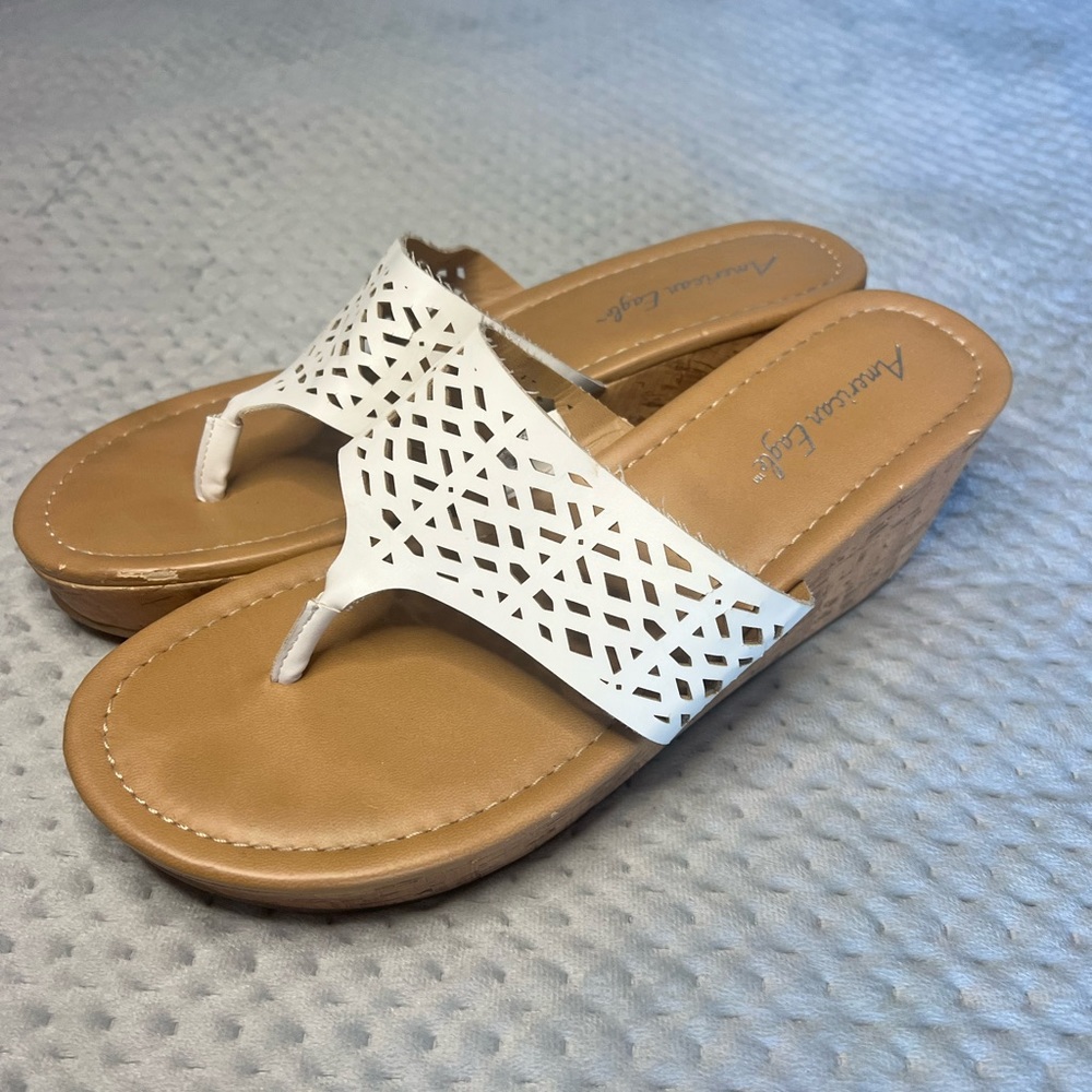 American Eagle Womens White Wedge Sandals Shoes Flip Flops Size 9.5 - Picture 2 of 12